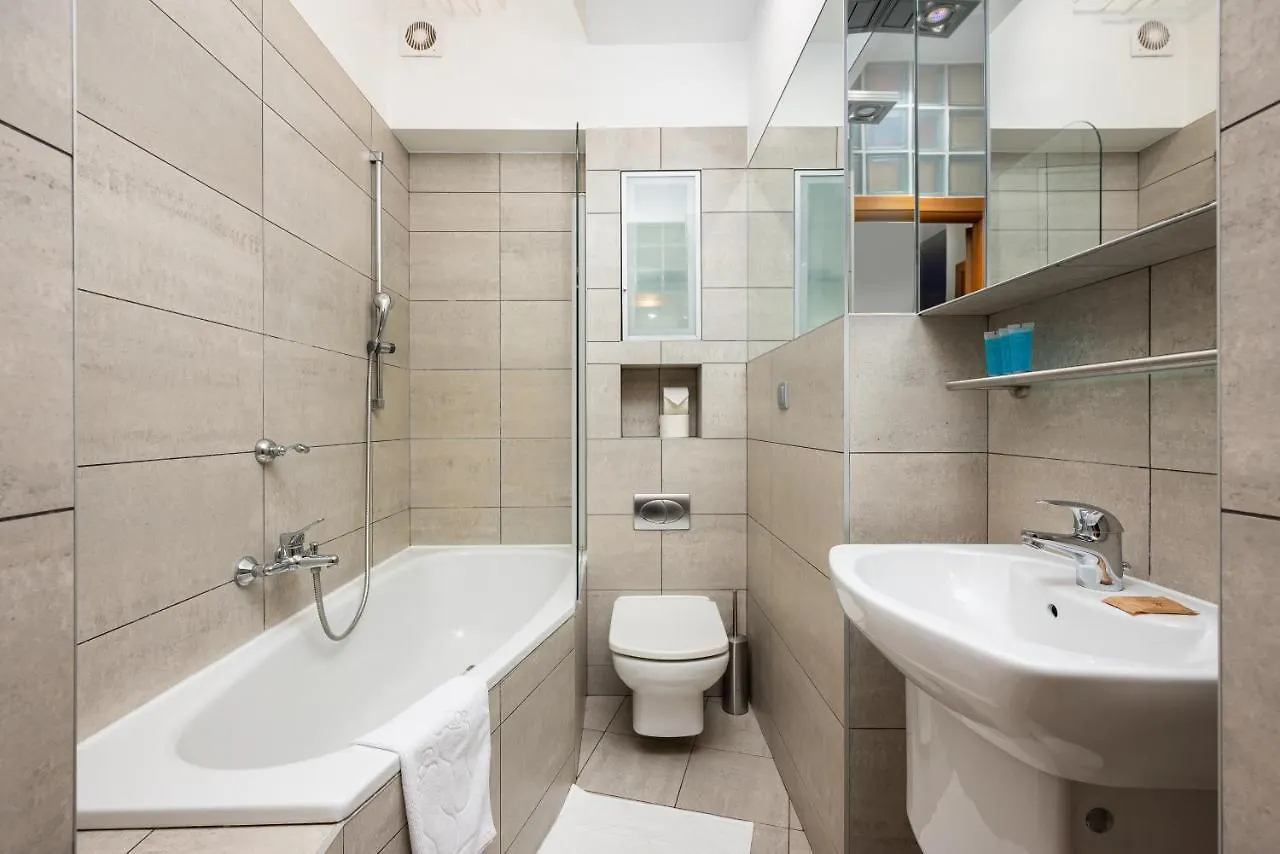Metro Raclawicka Standard Apartment ワルシャワ 0*,